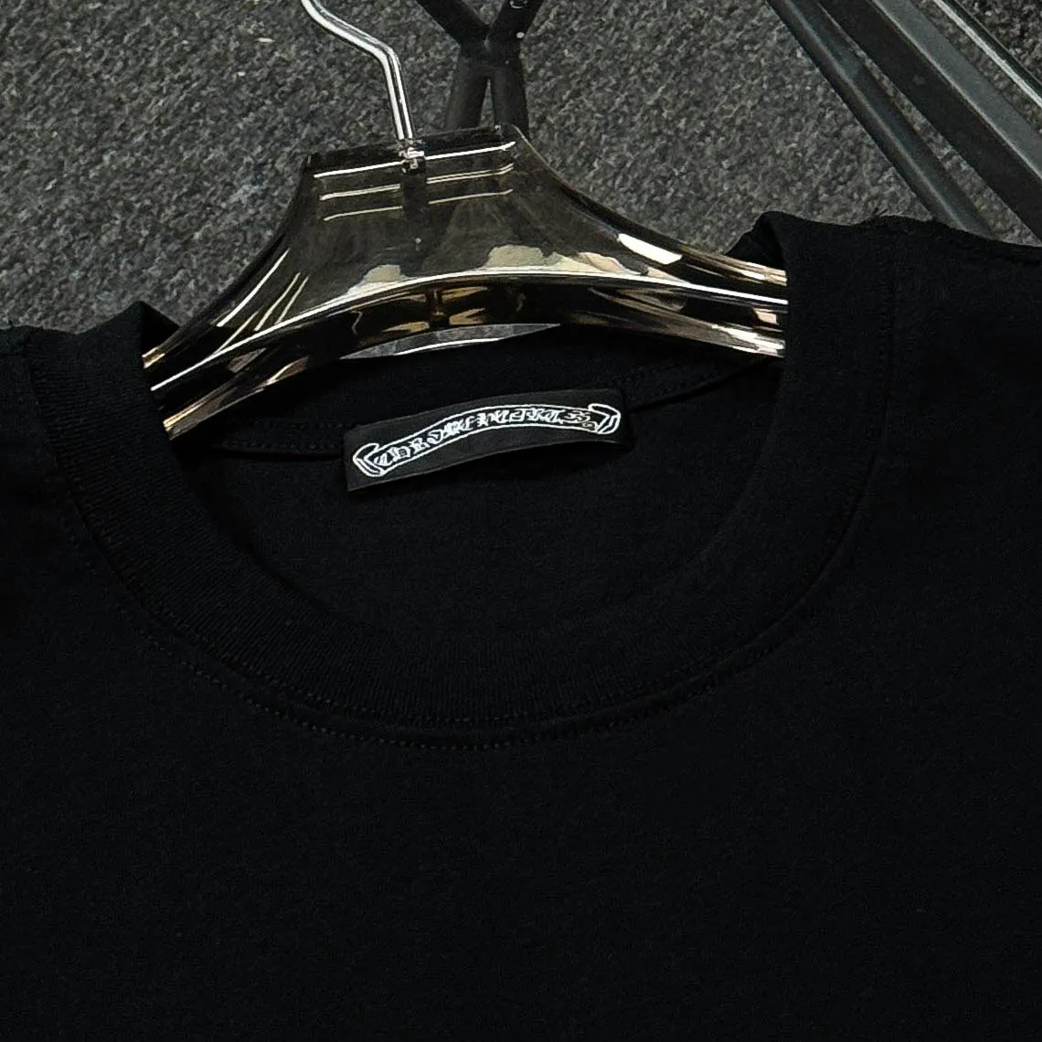 P170 Chrome Hearts 25 high-end versions. The fabric is made of 300 grams of high-density pure cotton. It does not deform or shrink. It has three labels. It is the same style for men and women. Technology: suede foaming + digital printing. Color: white, black. SIZE: S-XL.